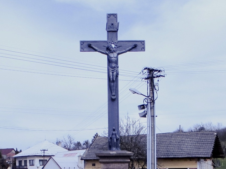 Detail na nápis na kříži