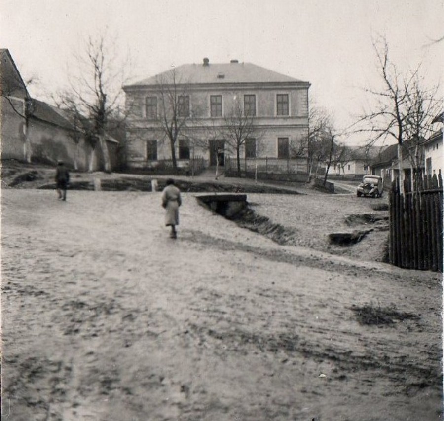 Škola na Komárově, 40. léta 20. století